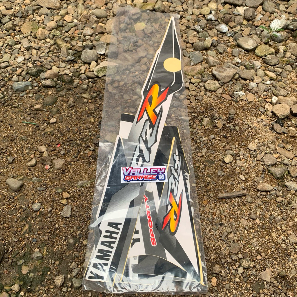 Striping striping F1zr f1zr putih hitam tahun 2000-2001