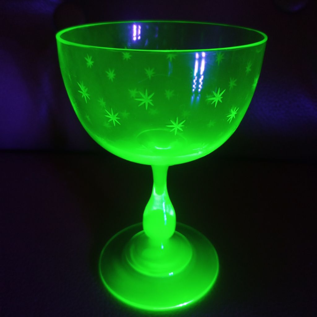 Pajangan gelas wine antik bahan kaca uranium tua ukir grafir motif bintang kecil