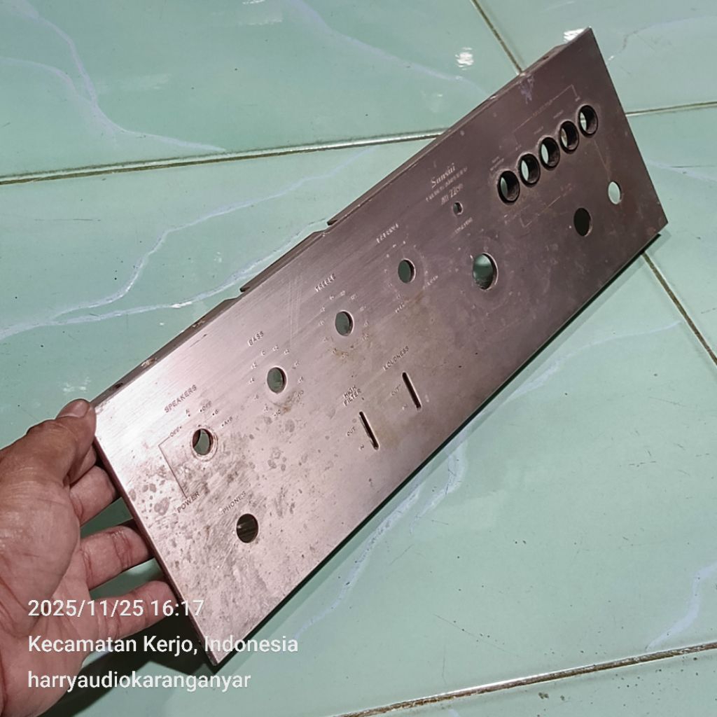 cover depan amplifier Sansui AU-2200 warna silver vintage