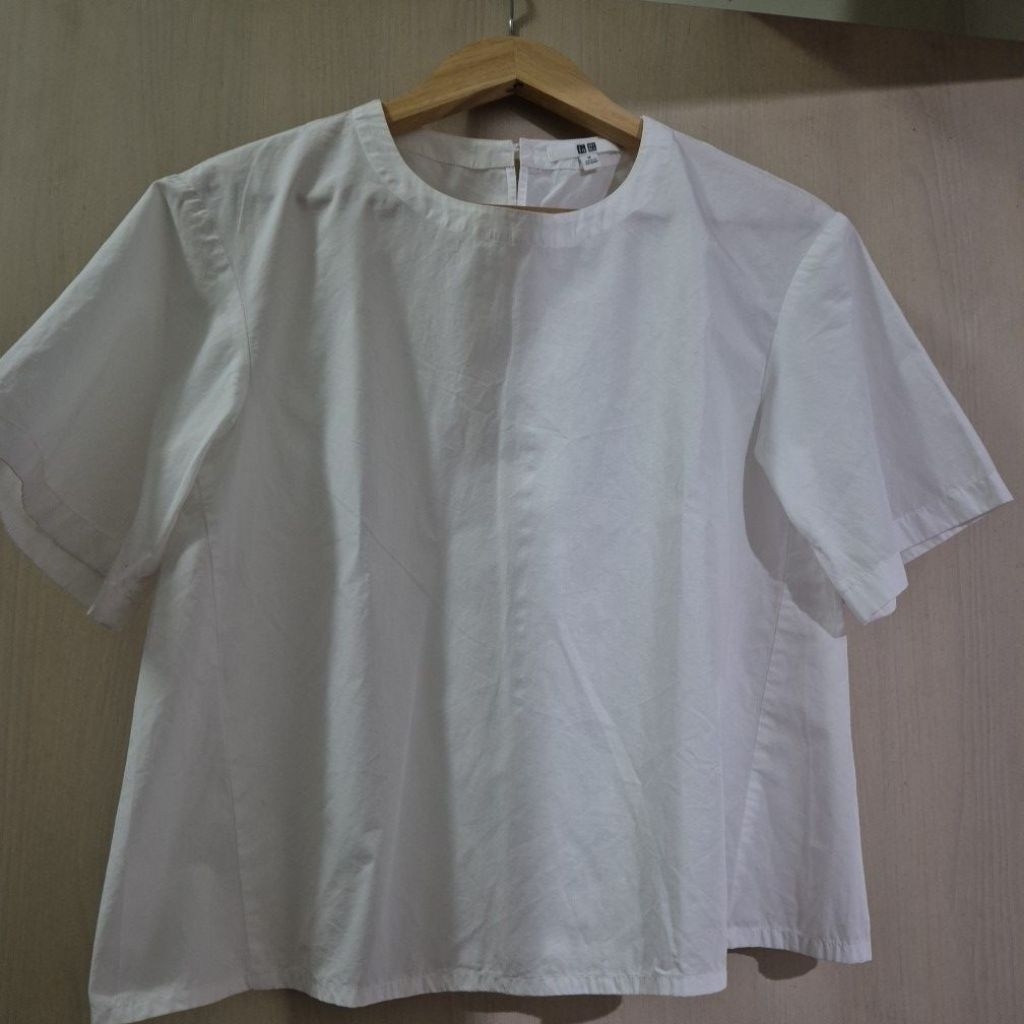 Atasan blouse wanita uniqlo putih