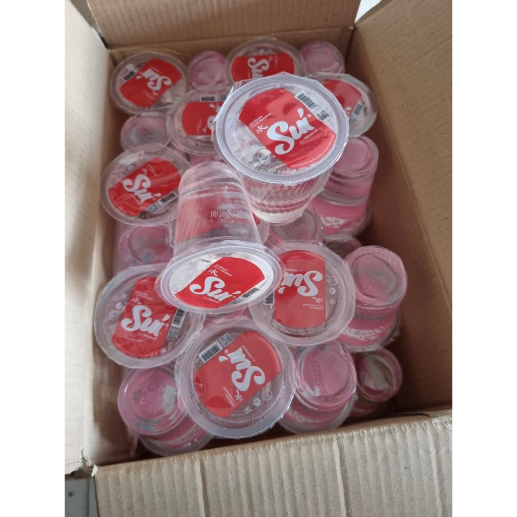 Air mineral SUI ukuran gelas kecil
