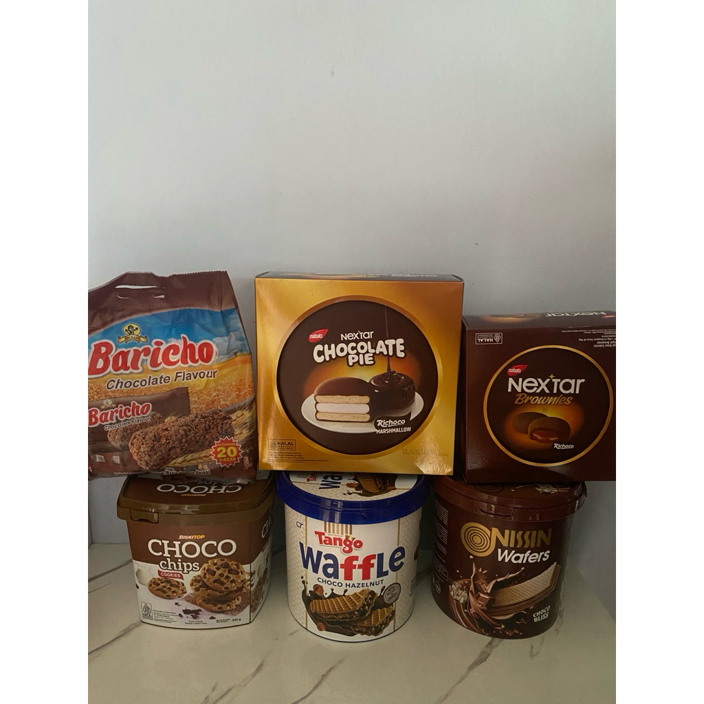 paket jajan kaleng serba coklat isi 6:baricho coklat,chocho pie nextar.nextar nanas/coklat,nossin,ta