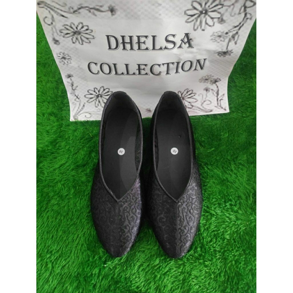 Sepatu wanita bordir hitam polos