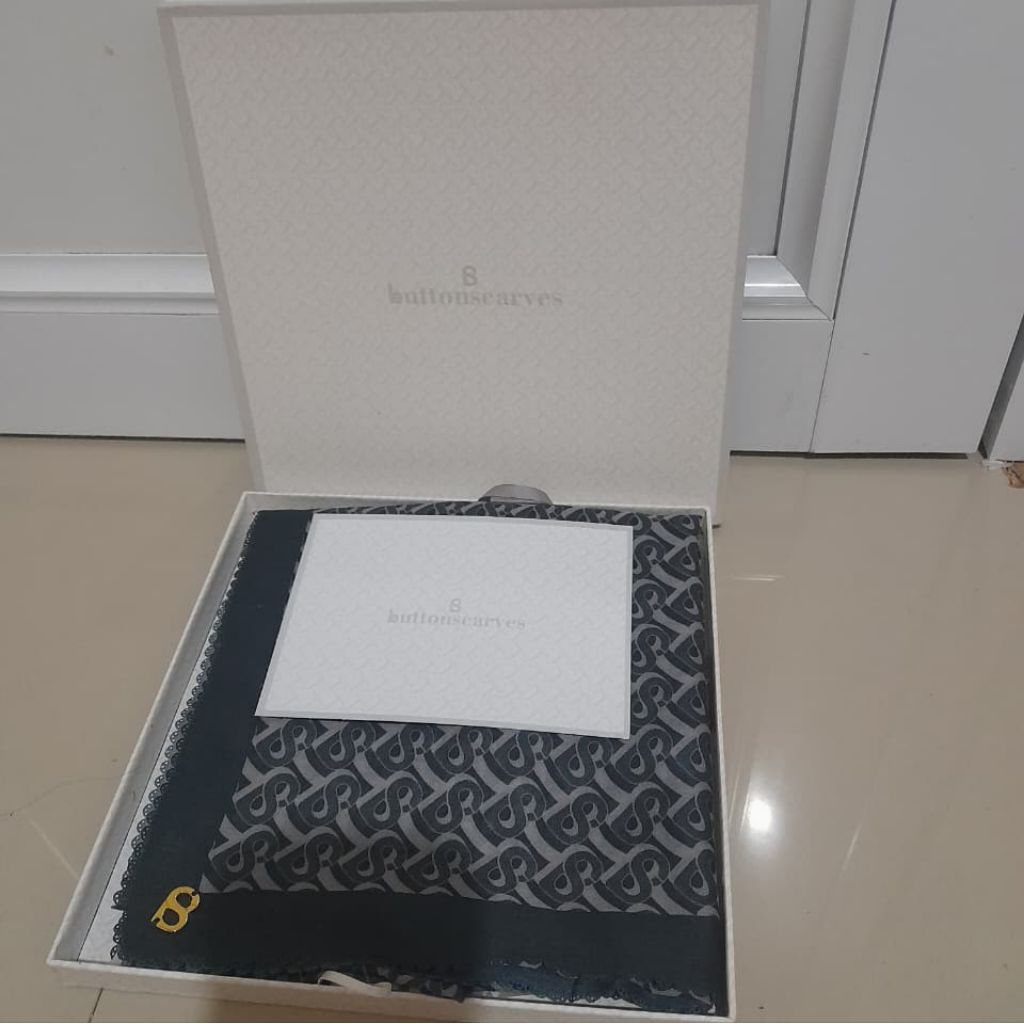 Buttonscarves BS Bimu Black Mono Monogram Hitam Reguler Hijab Voal Benang Jarum BJ Wearing Klamby WK