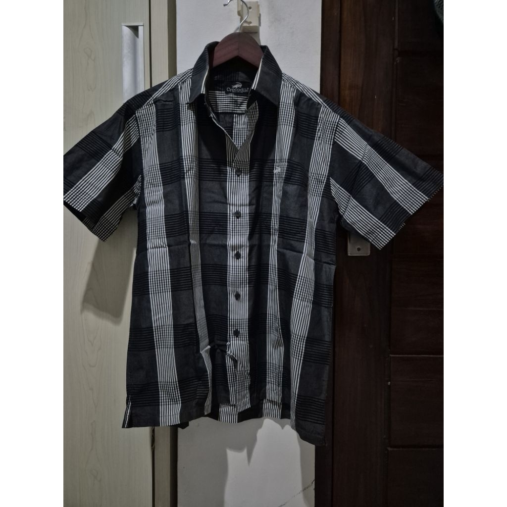 PRELOVED‼️ KEMEJA KERJA PRIA BRAND CROCODILE. PL KEMEJA LENGAN PENDEK LAKI LAKI. SHIRT MOTIF. BACA D