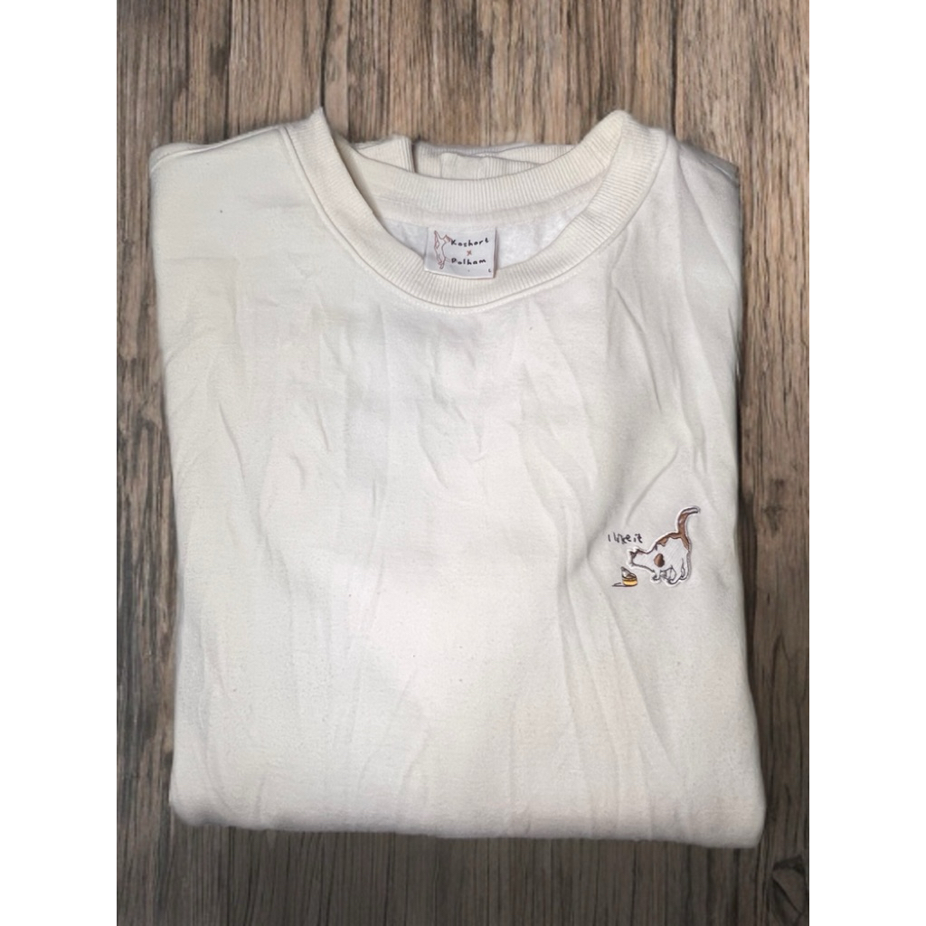 KOSHORT X POLHAM Crewneck Putih Motif Kucing SIZE L- Teman Santai Paling Nyaman