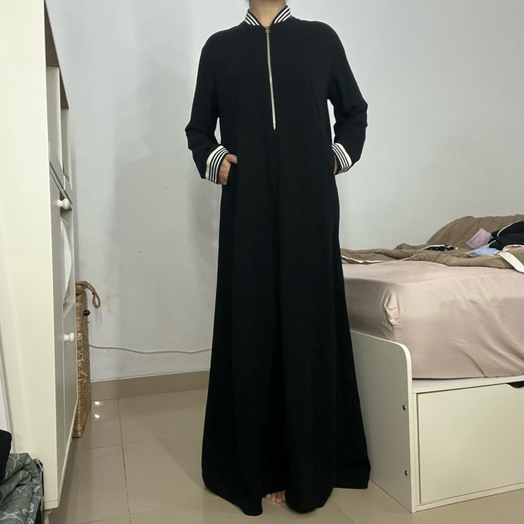 (Preloved) Abaya Sporty Premium / Gamis Umroh Busui Friendly / Dress Muslim - M / Black White