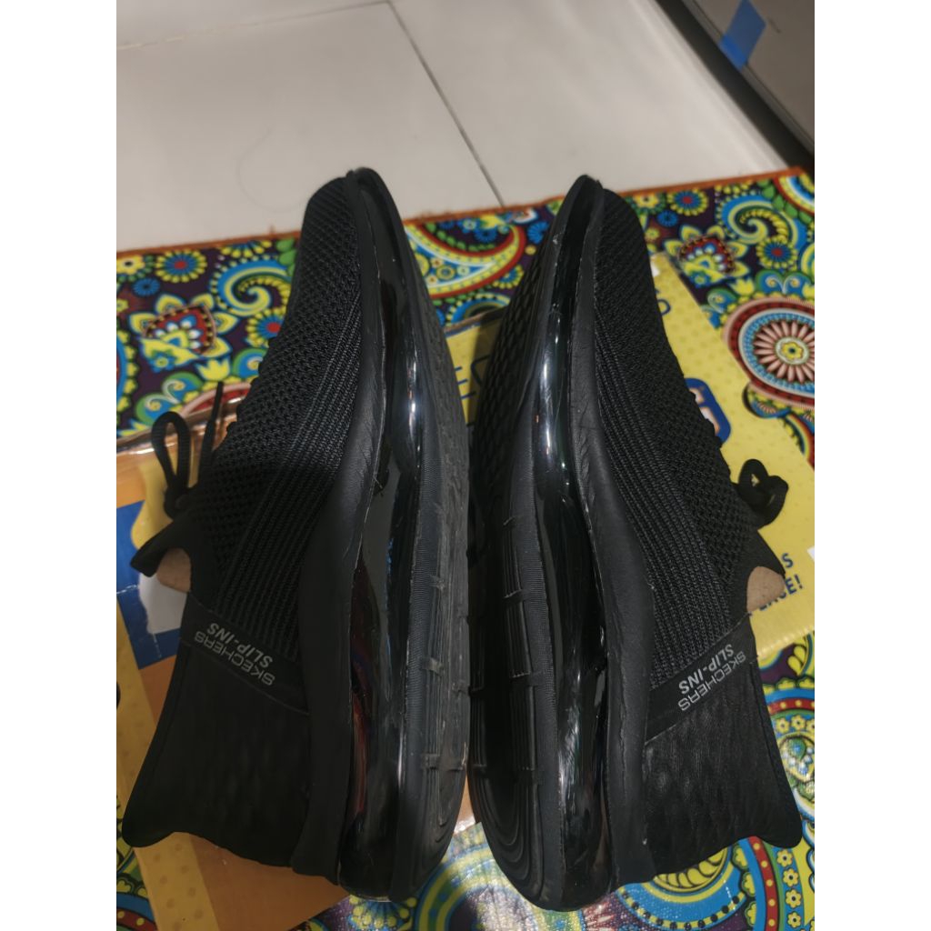 (PRELOVED) Sepatu Skechers Pria Slip In