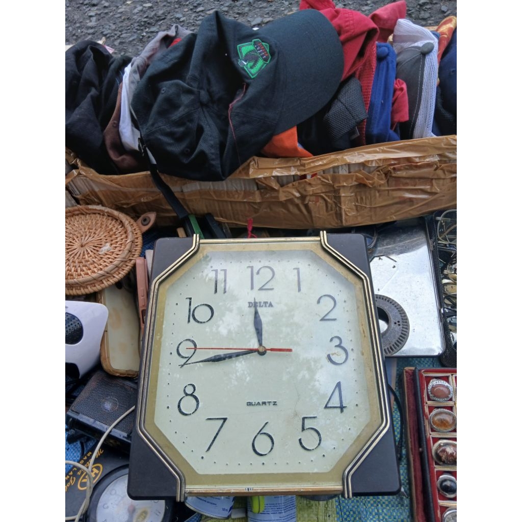 jam dinding delta 75rb  jadul antik kuno lawas vintage display mati