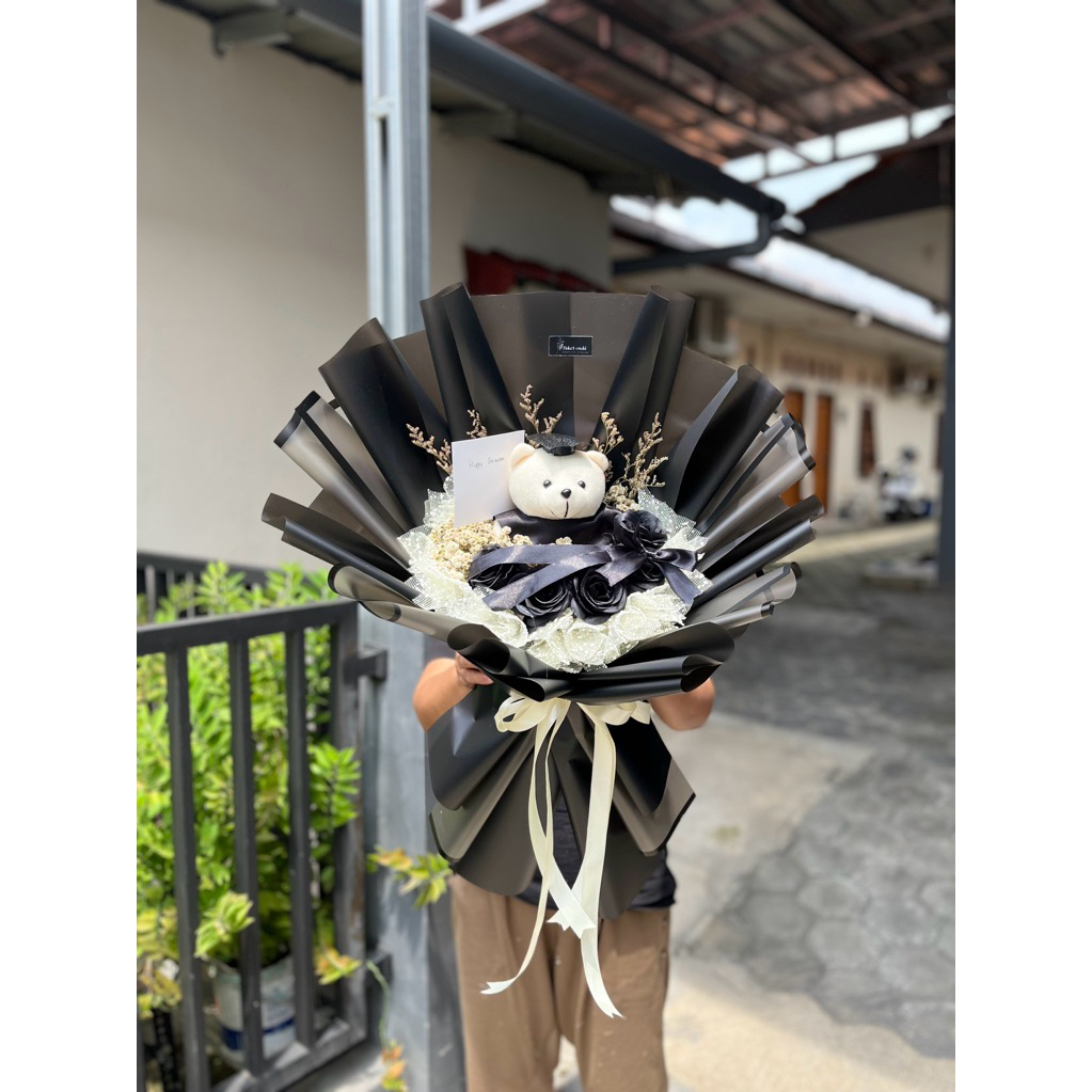 buket wisuda tema hitam putih/buket wisuda/buket gift/buket bunga wisuda/buket bunga
