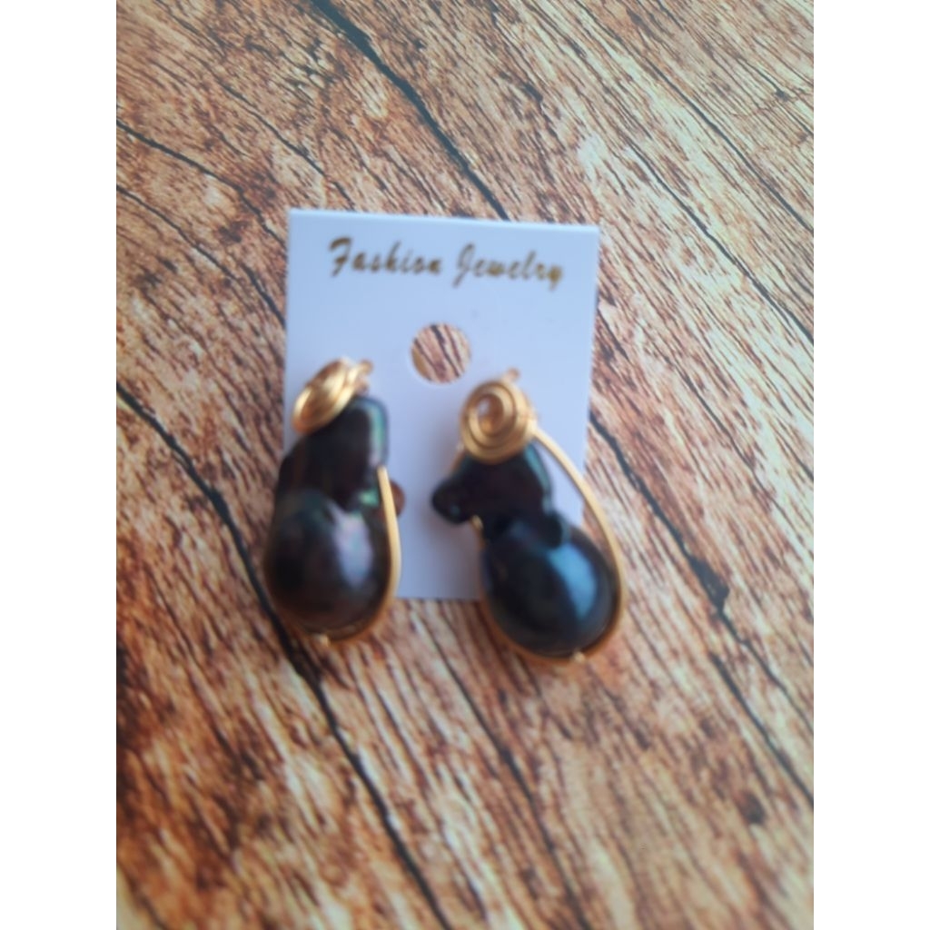 Giwang tusuk mutiara barok hitam wire goldie