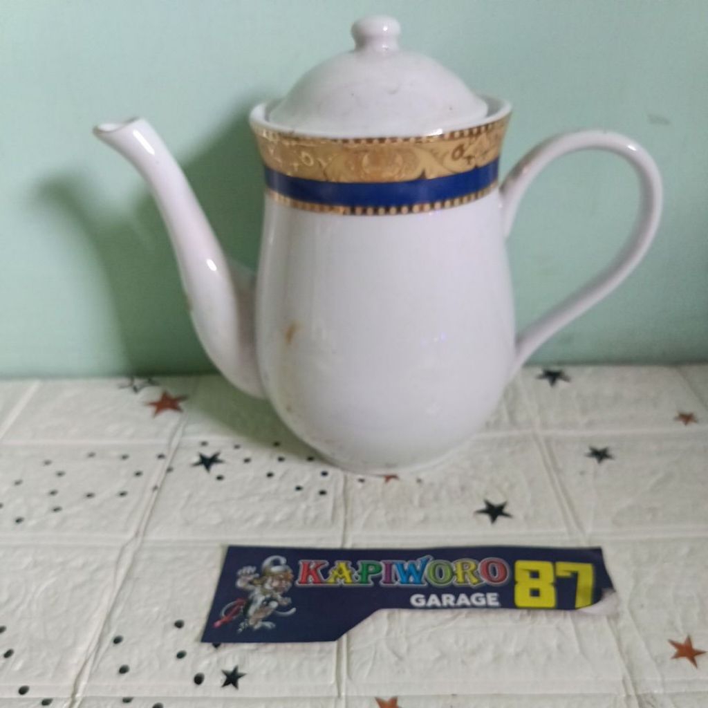 teko keramik porselen putih motif biru dan emas