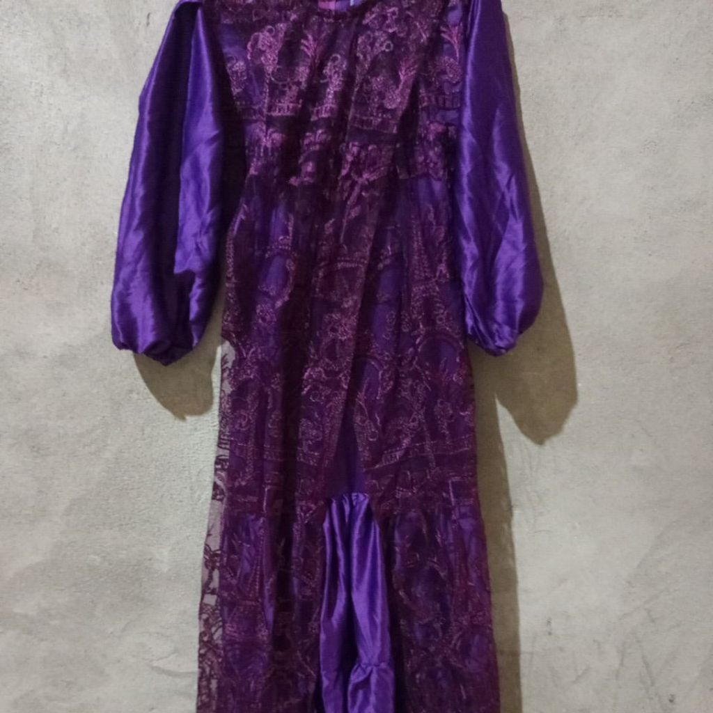 gamis brukat tidak lepas pasang.. warna gamis warna ungu tua mix brukat.. panjang gamis 135 dan ld g