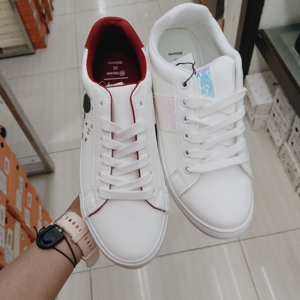 sepatu casual wanita dari brand Disney original matahari Department store
