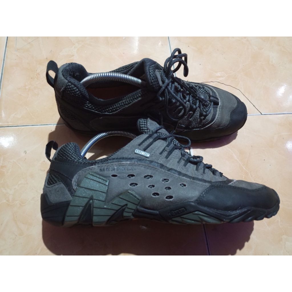 sepatu second hiking outdoor goretex merrell size 43