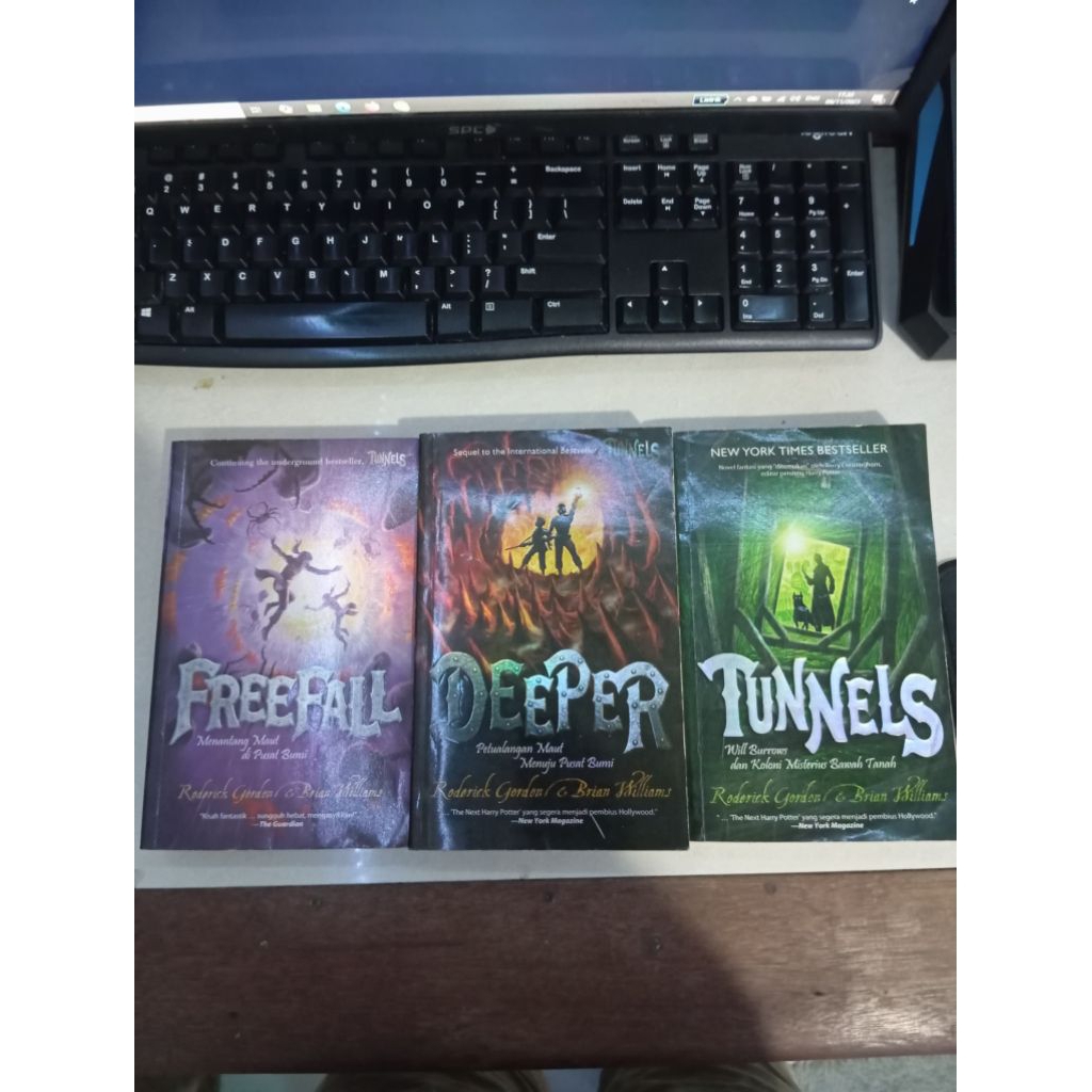 Preloved 1 set Novel Tunnels Series