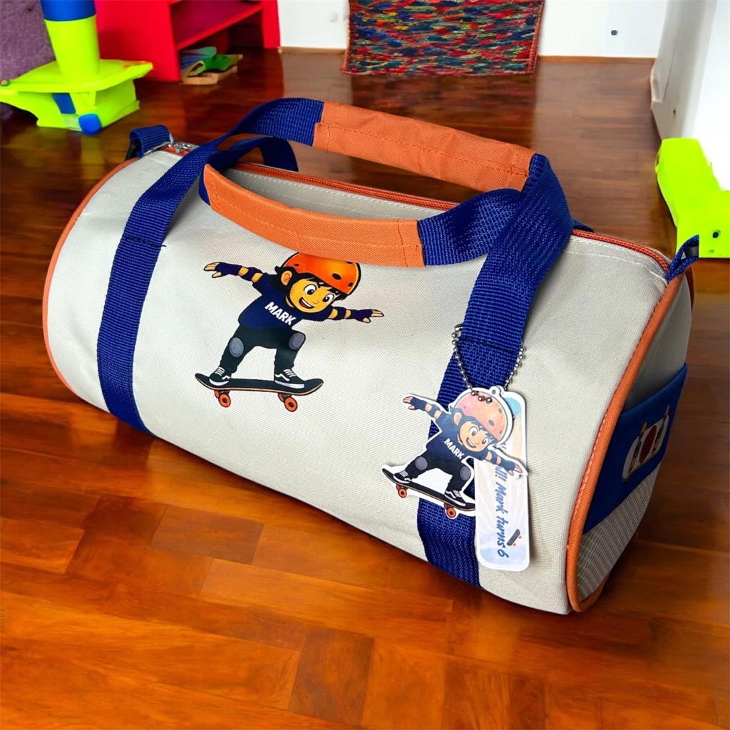 Tas Mini Duffle Anak Warna Putih Orange – Custom Nama – Tas Travel & Souvenir Ulang Tahun Anak, Tas 