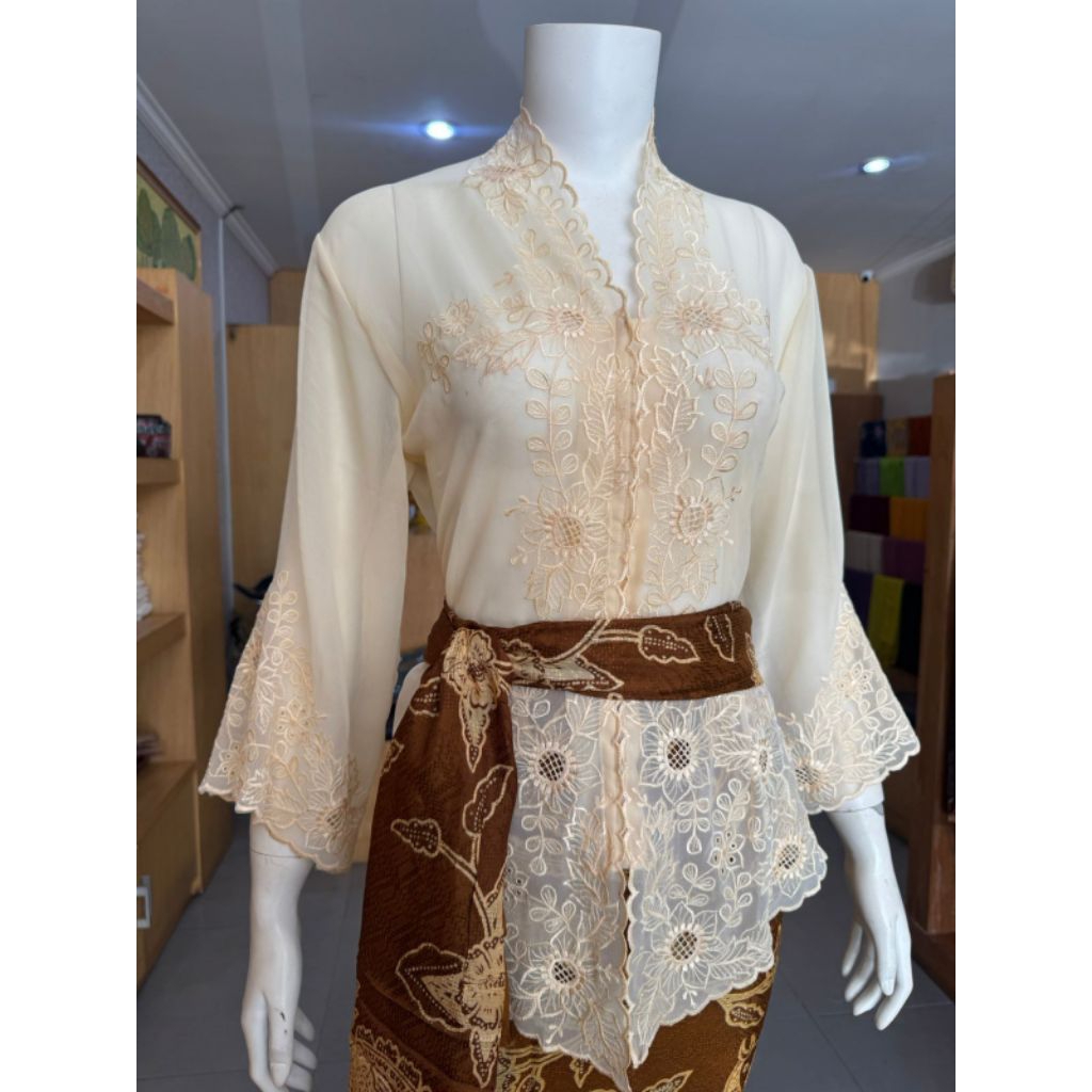 Kebaya bordir sifon