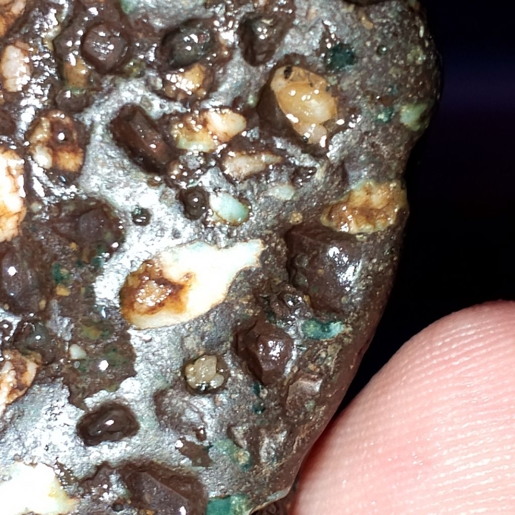 Batu mirip Semar bolong bolong ada batu terjepit dalam batu antik