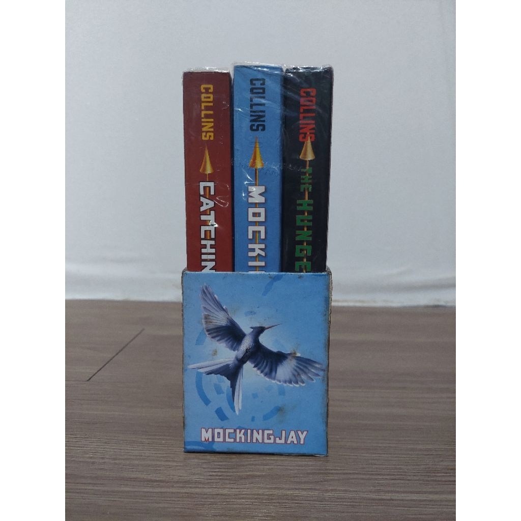 Novel The Hunger Games Box Set (The Hunger Games, Catching Fire/Tersulut, Mockingjay) - Suzanne Coll