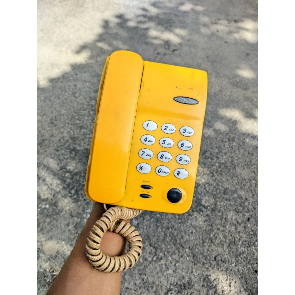 telepon rumah jadul warna kuning langka