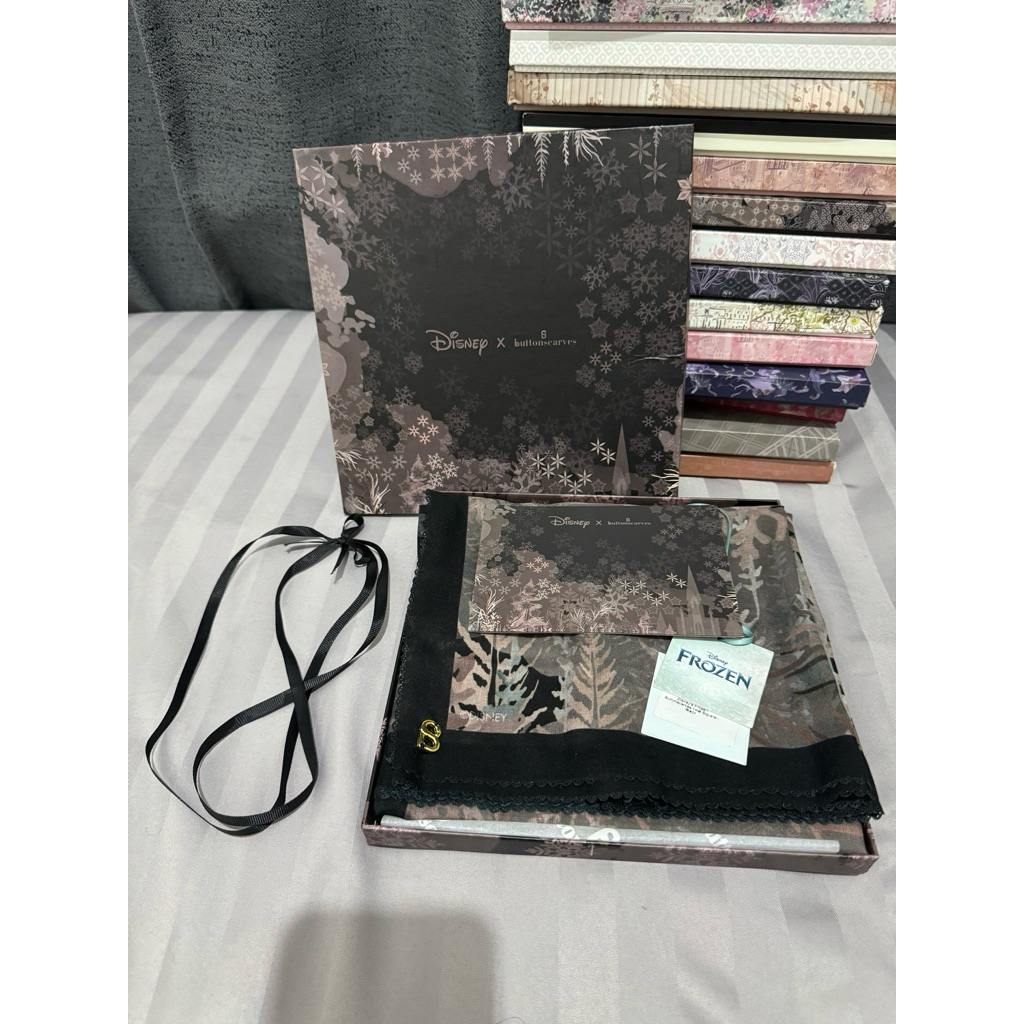 Rare Buttonscarves Frozen Black PL