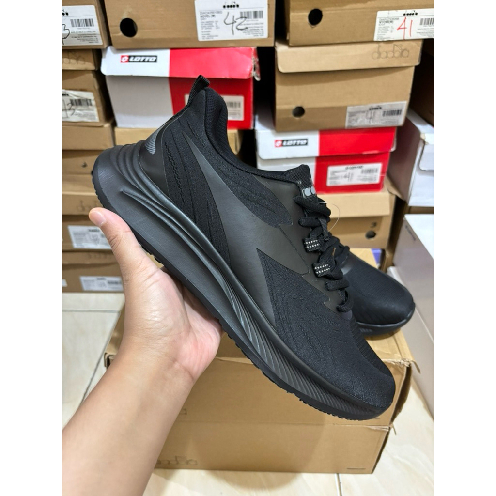 Sepatu Diadora Nagara Warna Mono Black
