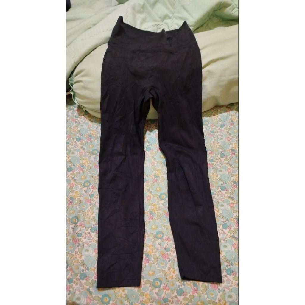 PRELOVED. LEGGING XEXYMIX HITAM SIZE M