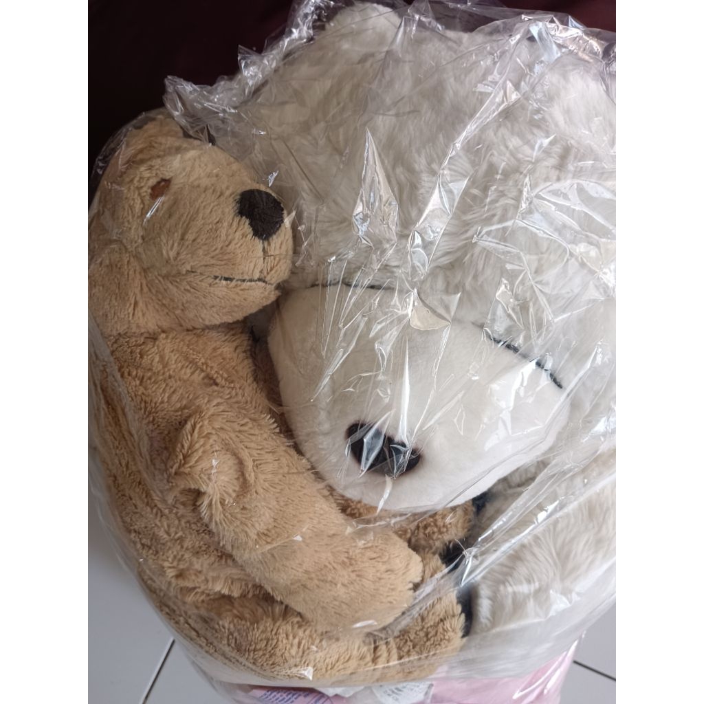 Boneka Beruang Besar dan Boneka Anjing kecil Ikea.