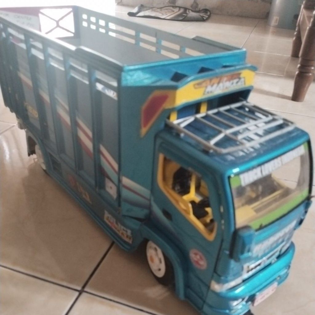 Miniatur Truk Canter