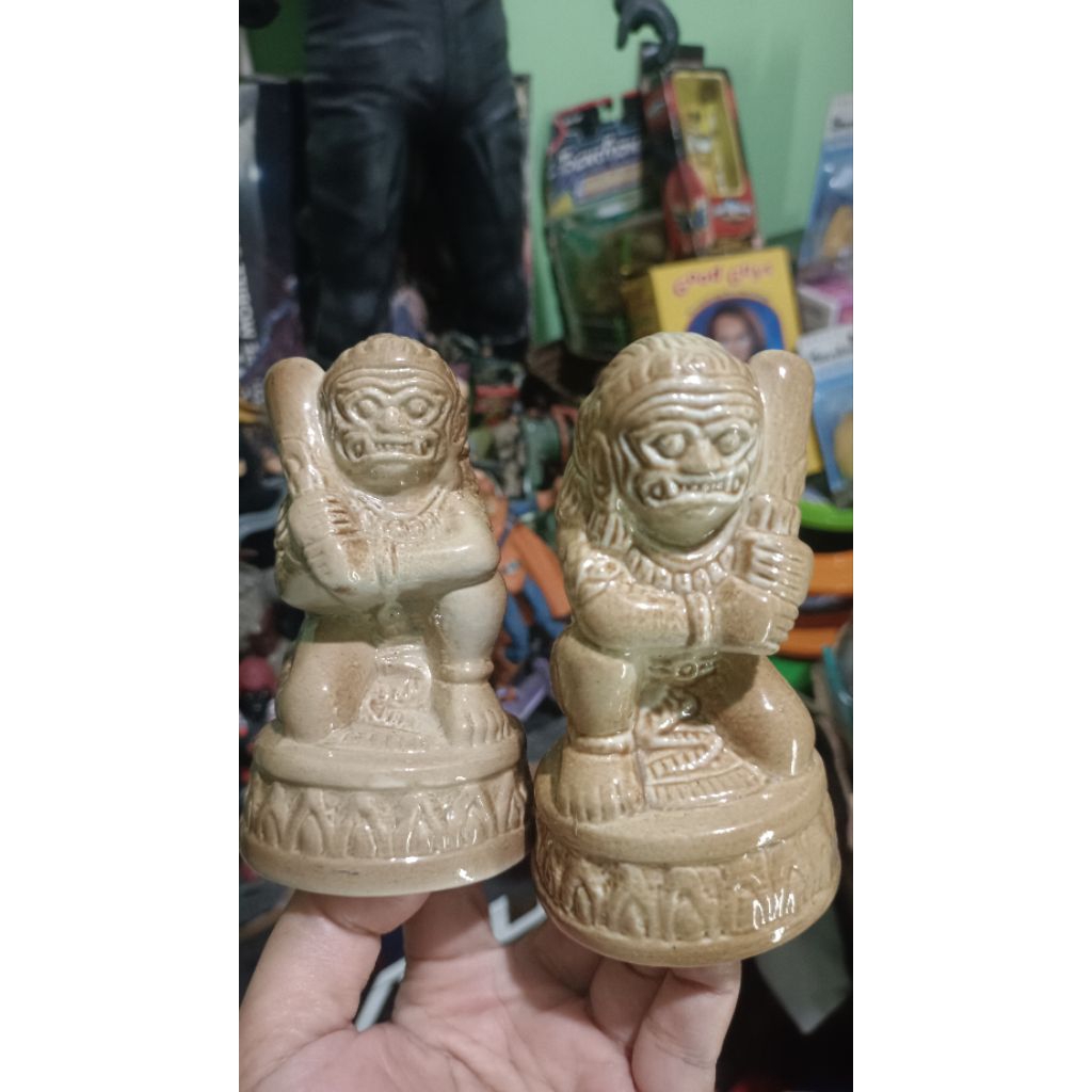 Patung Raksasa Keramik