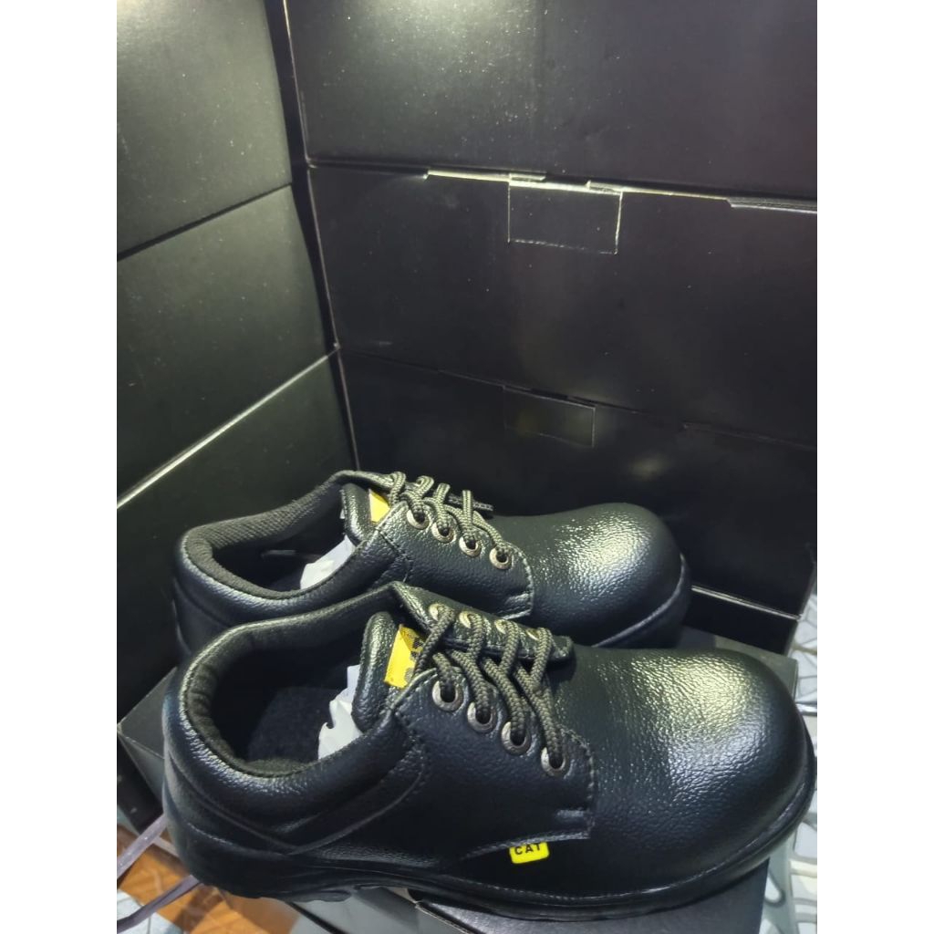 Sepatu Safety Tali Ujung Besi.