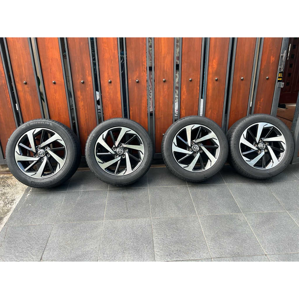 Velg OEM Toyota Rush R17 original & Ban Michelin primacy LC