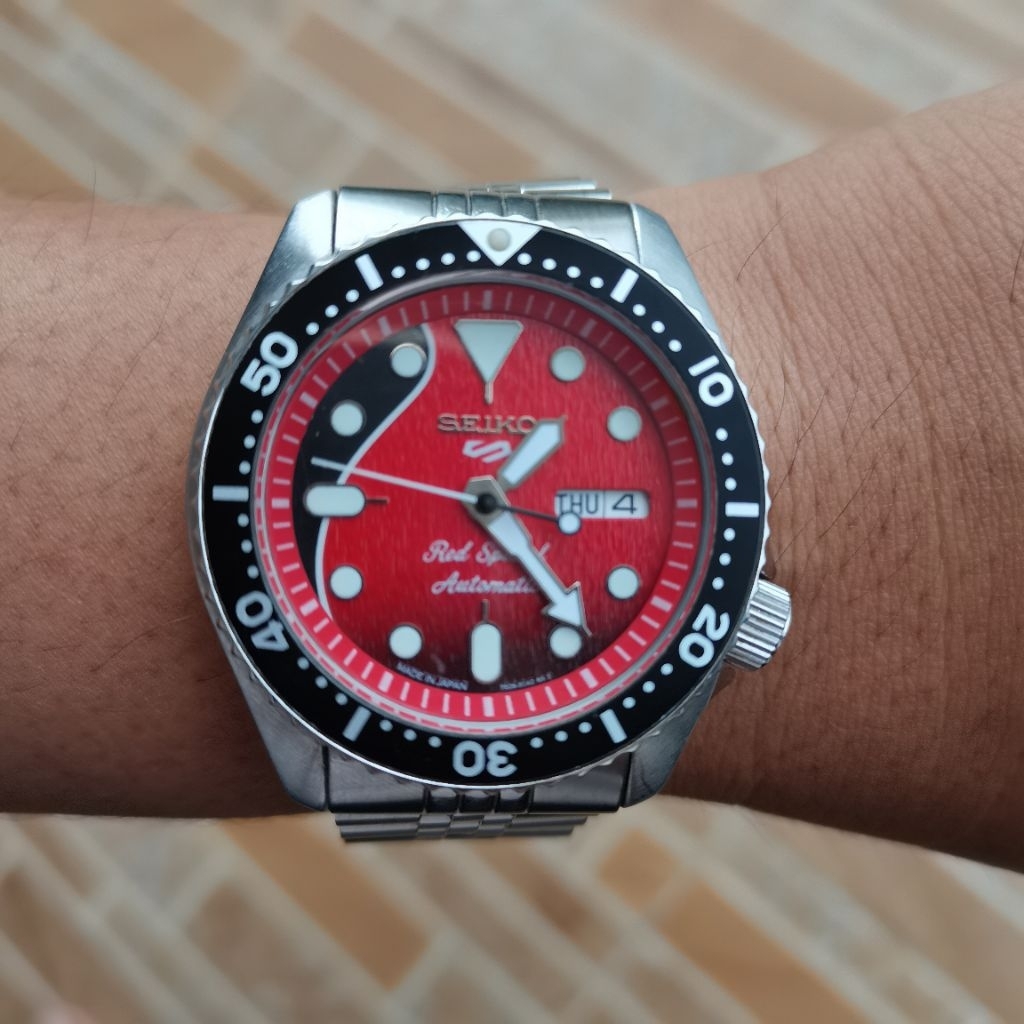 1101. JAM TANGAN SEIKO 5 MOD RED SPESIAL AUTOMATIC STAINLEES STELL  L  PRELOVED