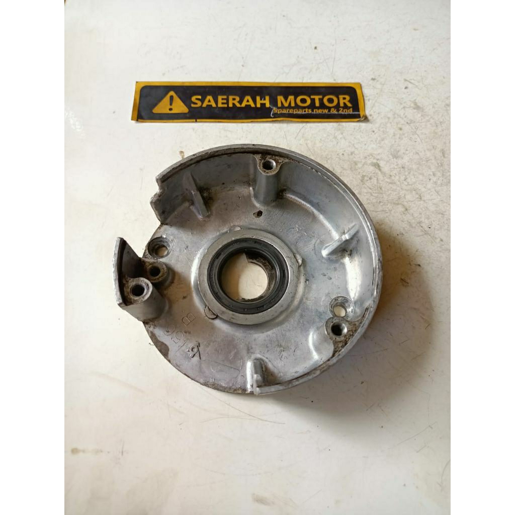 dudukan sil mahnit tutup rantai keteng Honda c 70 original.