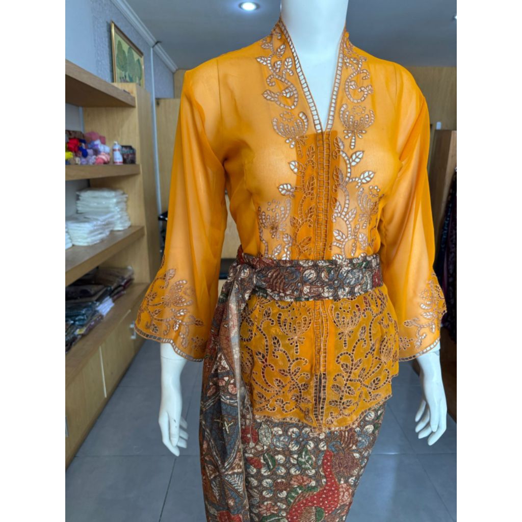 Kebaya bordir sifon