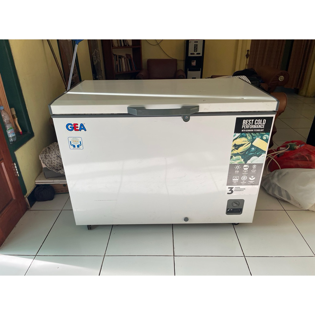 Freezer GEA 310L bekas