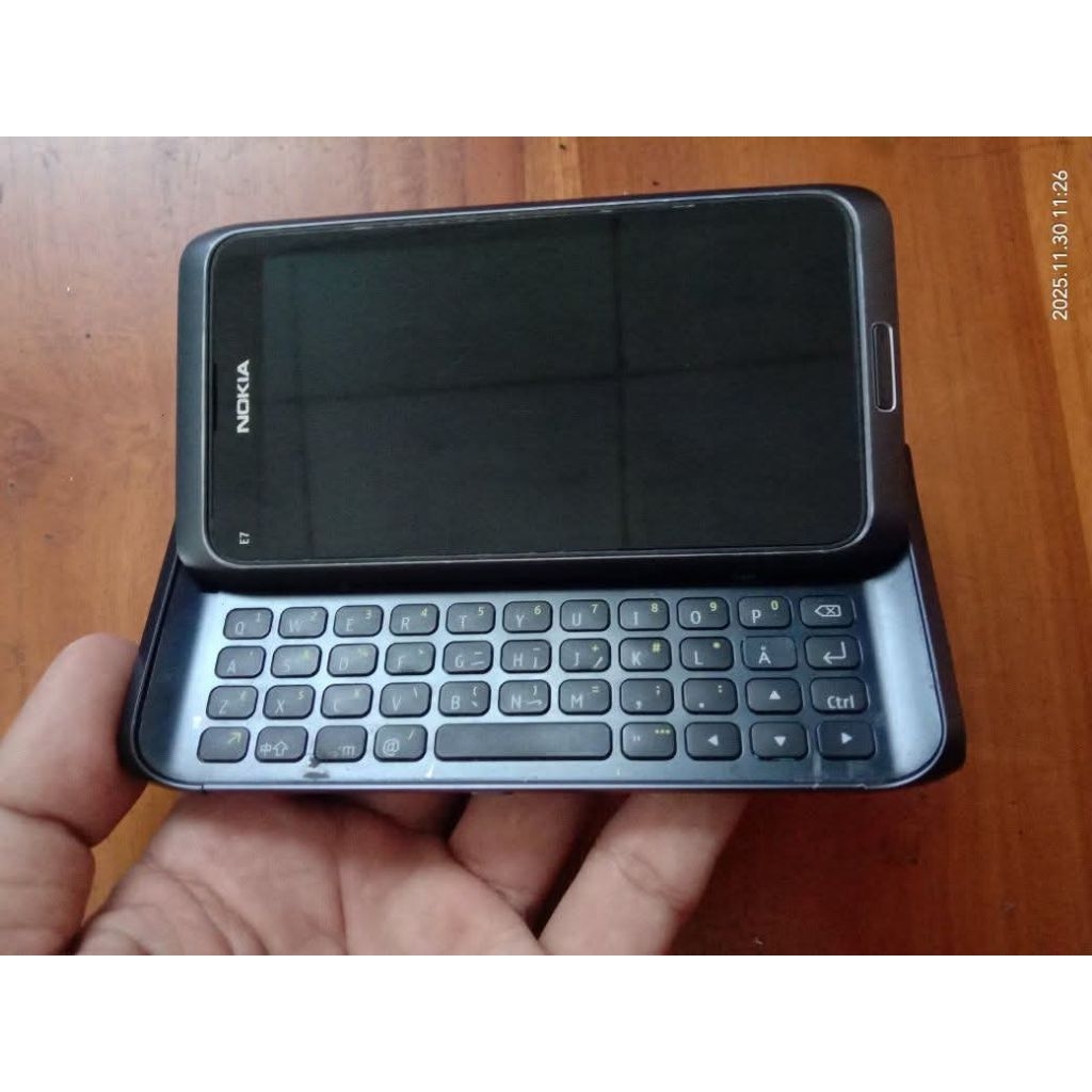 Nokia E7