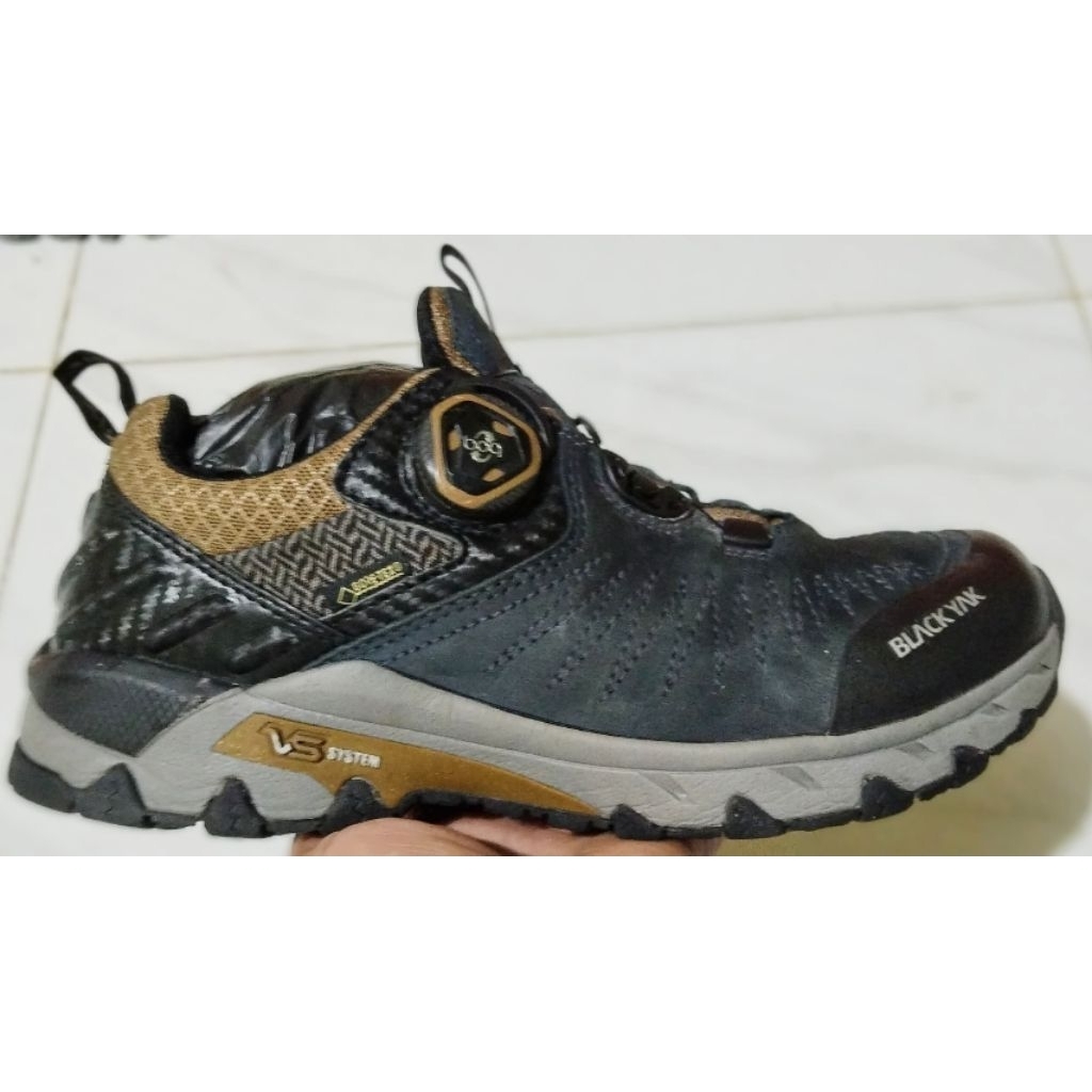 Pl sepatu outdoor Black Yak