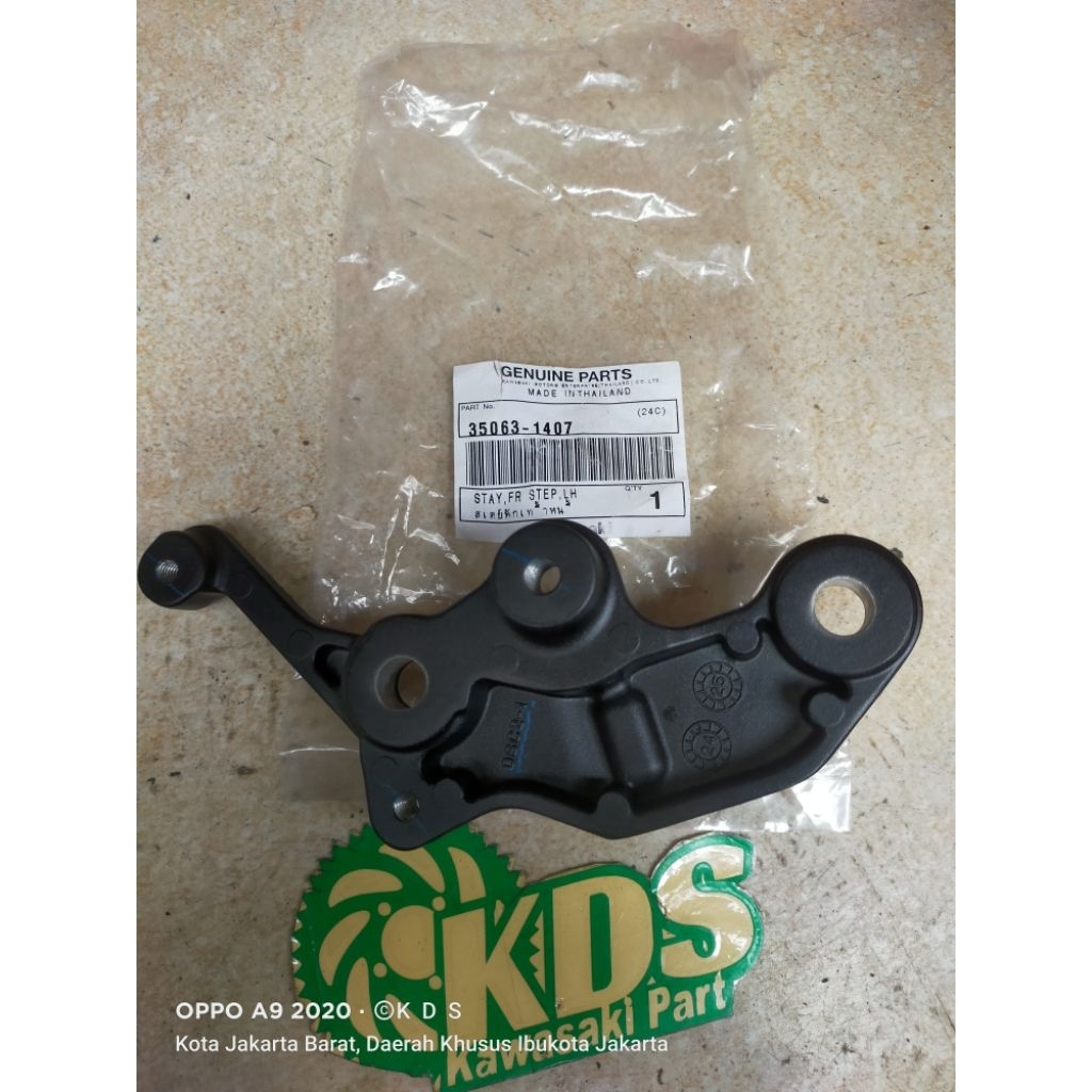 STAY FR  STEP  LH / BRAKET DUDUKAN POSTEP DEPAN KIRI MOTOR KAWASAKI NINJA 250 FI NEW -35063-1407