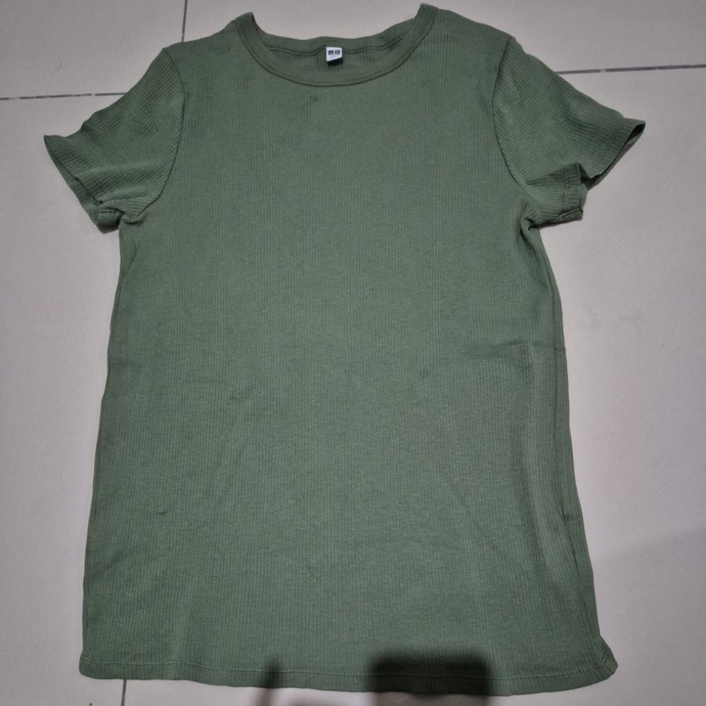 Kaos lengan pendek wanita uniqlo hijau