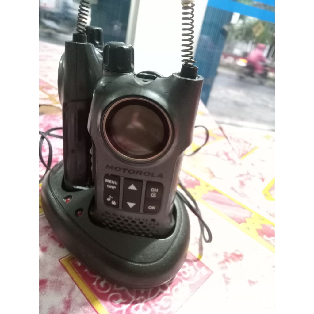 talkie walkie motorola hanya hidup