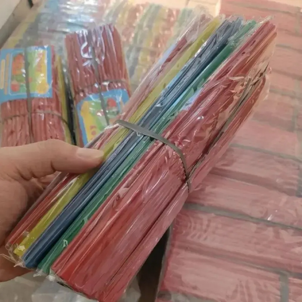 Sedotan es limun plastik warna-warni