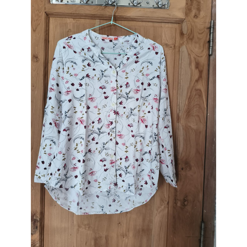 kemeja novel mice motif bunga