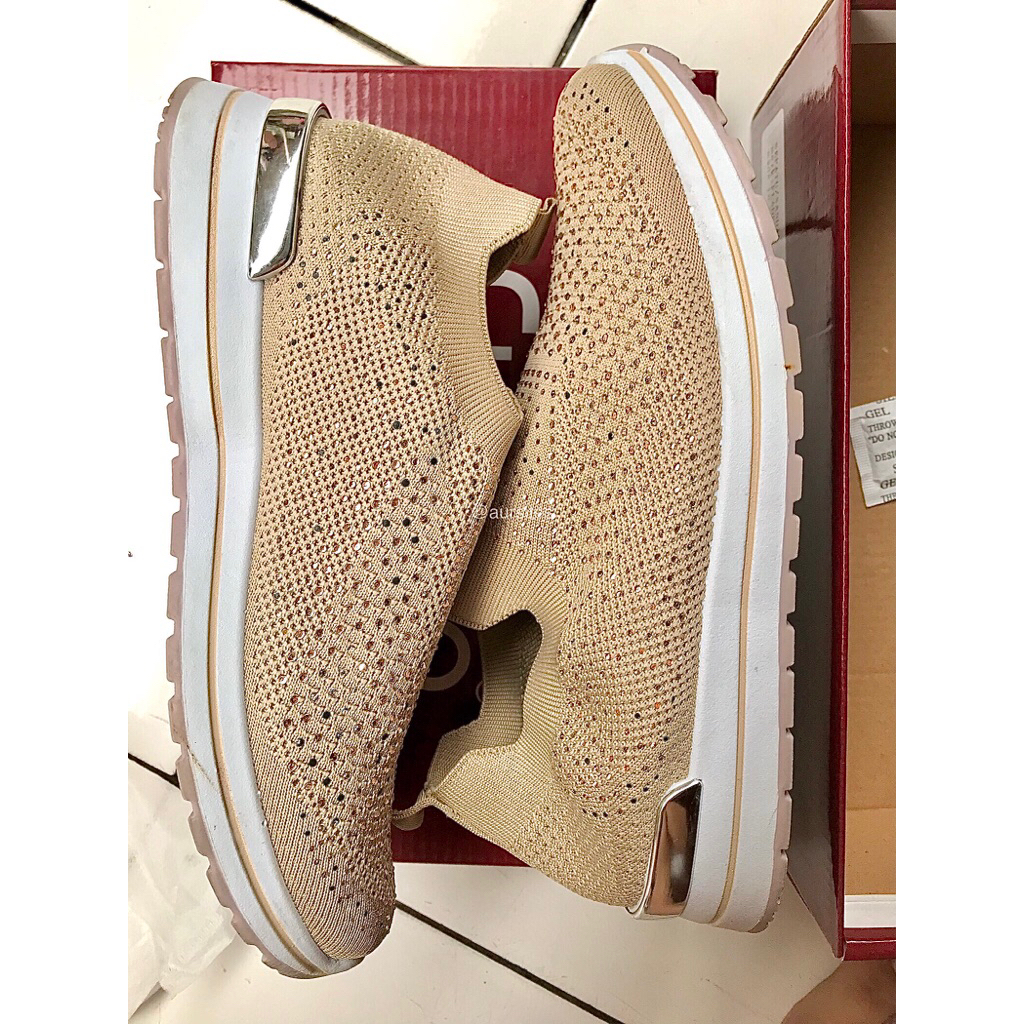 Preloved — Sepatu Casual Slip On Wanita Beige M0224 Fladeo