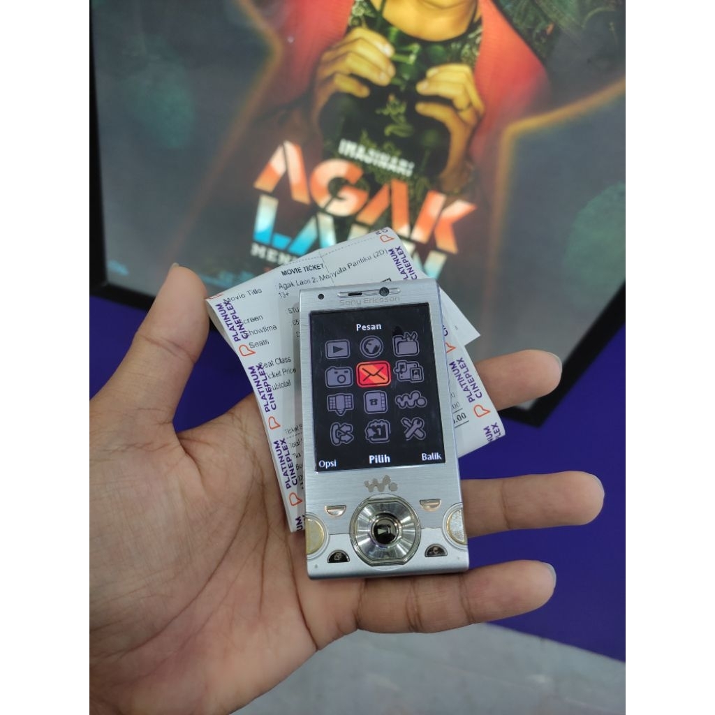 Sony Ericsson W995 ada, minus