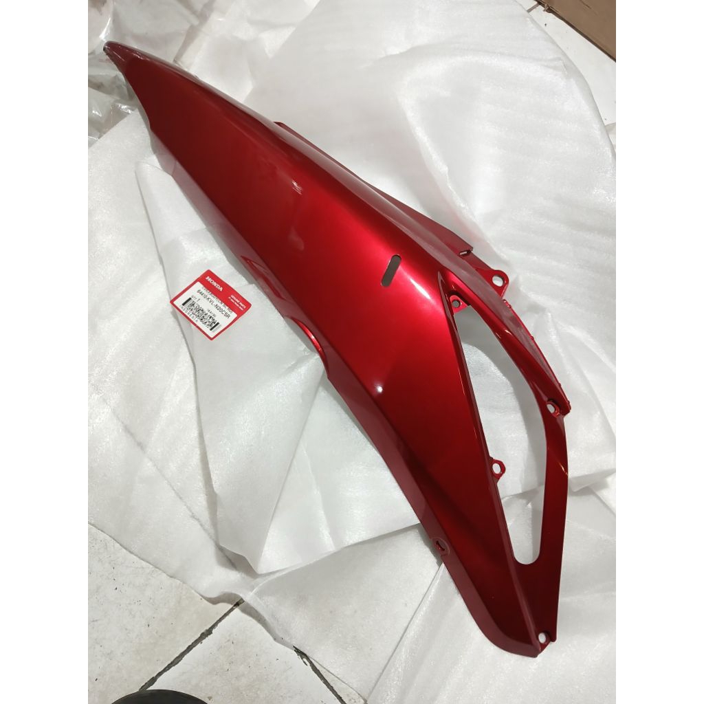64410 KVL N20 COVER BODY BELAKANG SUPRA X125 MERAH CANDY KANAN ORIGINAL AHM