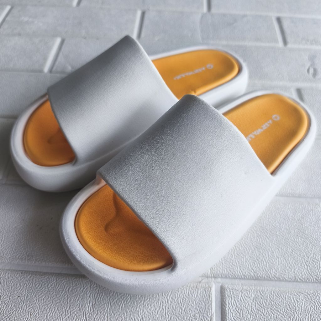 Sandal Slide Airwalk Della Cewek Sale / warna putih / ukuran 37 & 38 / model besar