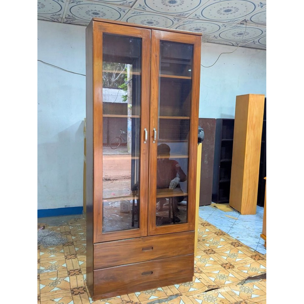 Lemari Pajangan Kayu Kaca 2 Pintu Minimalis – Rak Display Serbaguna untuk Piring, Gelas, Koleksi | L