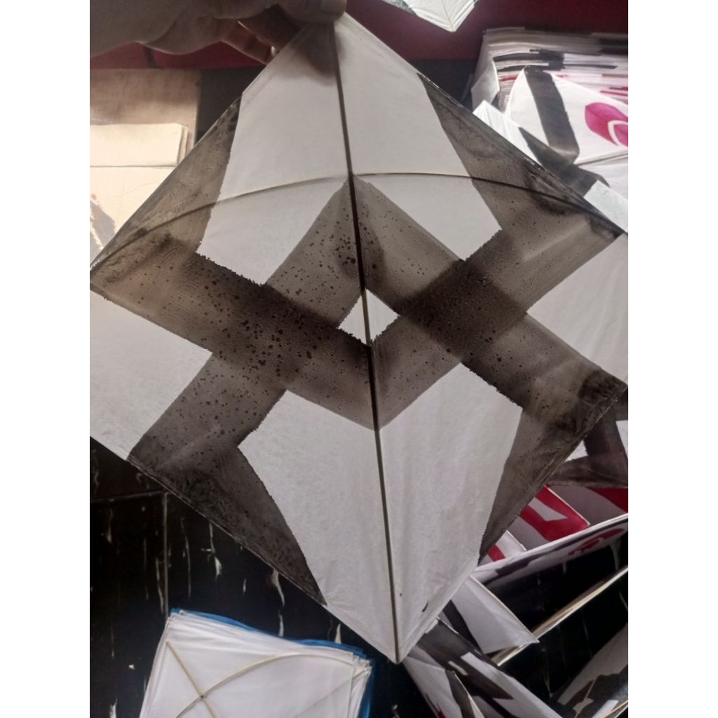 layangan pulas bermotif warna. ukuran 54 cm arku keras/berat